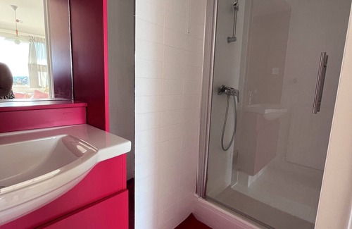 Ixelles Apartamento | Private room in beautiful shared skyline retreat