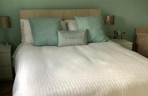 Bournemouth Casa | Private room, shared bathroom with one other, tea and coffee making facilities, mini fridge and hairdryer, King sized bed with help yourself continental breakfast in Secluded Modern Property with Parking