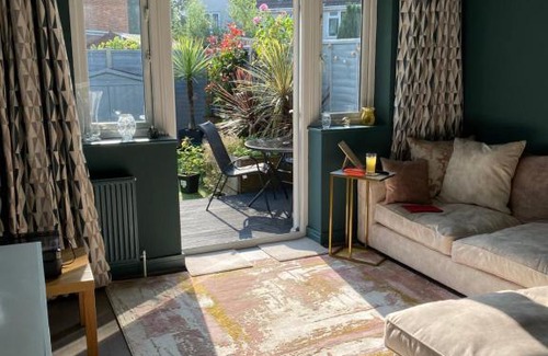 Bournemouth Casa | Private room, shared bathroom with one other, tea and coffee making facilities, mini fridge and hairdryer, King sized bed with help yourself continental breakfast in Secluded Modern Property with Parking