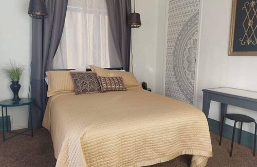 North Las Vegas Cama Y Desayuno | Habitación privada con baño y entrada propia. Estacionamiento gratis. Cerca del centro de LV