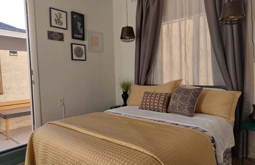 North Las Vegas Cama Y Desayuno | Habitación privada con baño y entrada propia. Estacionamiento gratis. Cerca del centro de LV