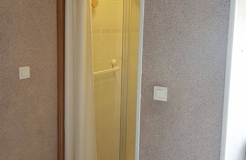 Saint-Herblain Cama Y Desayuno | Private room with independent access, 2 steps from Polyclinic, Zénith, 20min from the center of Nantes