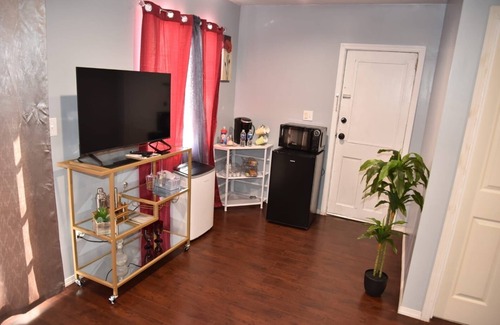 Florence-Graham Casa | Private Room with En-suite in South Los Angeles