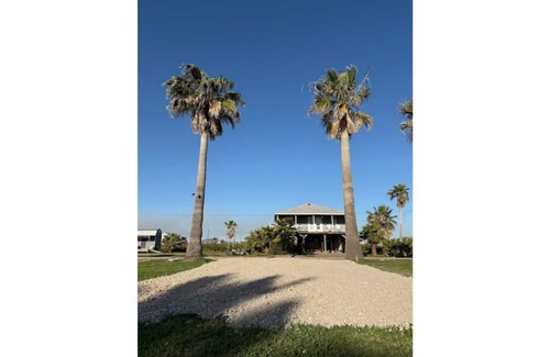 Crystal Beach Alquiler De RV | Private RV Pad w/fishing access close to beach!