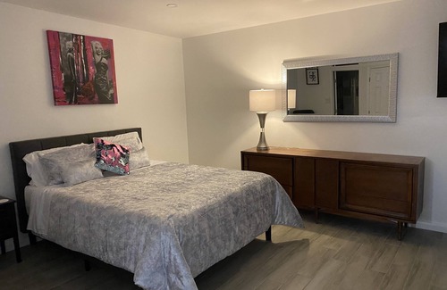 West Los Angeles Casa | Guest House-Westside Location! In our family 50 Years as a rental