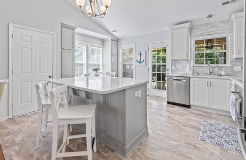 Silver Lake Casa | Private Saltwater Pool, No Stairs, Sleeps 8, Bunk Bed, Games, Gym, Near Beaches!