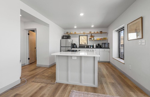 Hamlin County Cabina | Chic & Cozy Cabin with Private Hot Tub & Beach!