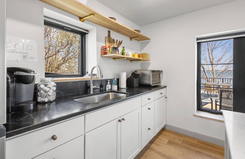 Hamlin County Cabina | Chic & Cozy Cabin with Private Hot Tub & Beach!