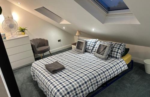 Grove Green Casa | Private self-contained flat with shared entrance