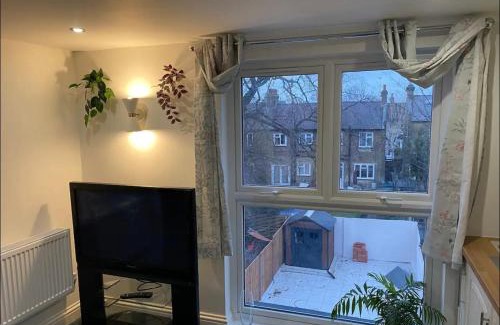 Grove Green Casa | Private self-contained flat with shared entrance