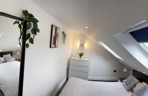 Grove Green Casa | Private self-contained flat- shared front entrance