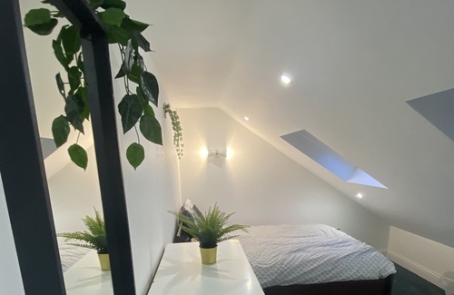 Grove Green Casa | Private self-contained flat- shared front entrance