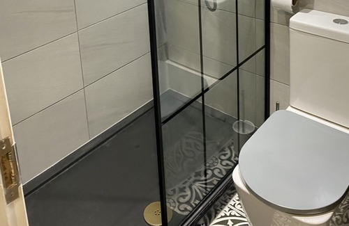 Grove Green Casa | Private self-contained flat- shared front entrance