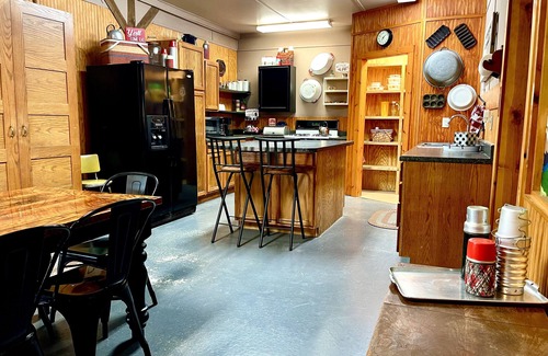 Tahlequah Cabina | Private setting in town with hot tub and fire pit! Unique, vintage decor!