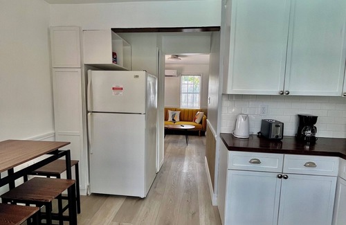 Ludlam Cabaña | Private smoke free cottage in Coral Gables free parking WiFi washer & dryer