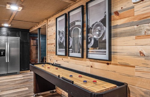 Sevierville Cabina | Private Smoky Mountain Retreat - Heated Pool, Fishing Pond & Event Space!