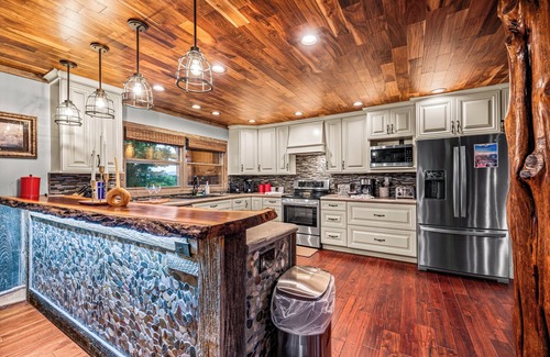 Sevierville Cabina | Private Smoky Mountain Retreat - Heated Pool, Fishing Pond & Event Space!