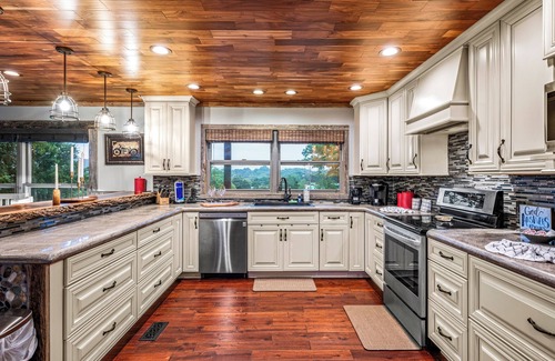 Sevierville Cabina | Private Smoky Mountain Retreat - Heated Pool, Fishing Pond & Event Space!