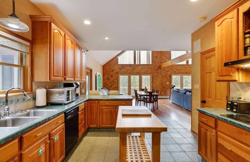 Canadensis Casa | Private & Spacious Pocono Retreat | King Bed | PS5