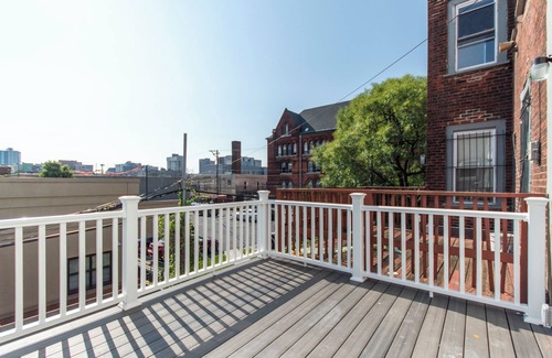 Spruce Hill Casa | Private, Spacious, Walk-out Deck, Free Parking, Luxury for 5-6 people. PENN.