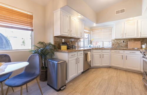 Indio Casa | Private Splash-Pad, Water Slide, B-ball Court, Heated Pool & Spa, Arcade Room