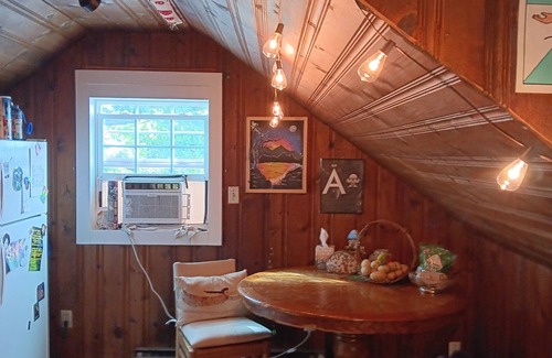 Northside Apartamento | Private studio apartment in North Chattanooga. Furnished, decorated by local art