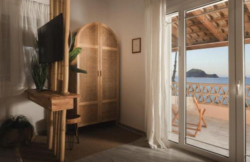 Porto Koukla Apartamento | Private Studio Apartment, Unique Location - Sea View