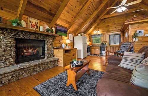 Sevierville Cabina | Private Studio Log Cabin! Hot Tub,Fireplace,Relax!