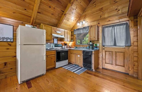 Sevierville Cabina | Private Studio Log Cabin! Hot Tub,Fireplace,Relax!