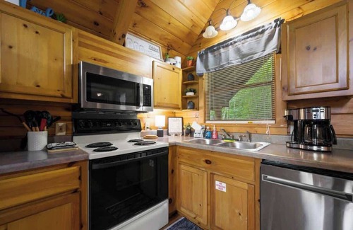 Sevierville Cabina | Private Studio Log Cabin! Hot Tub,Fireplace,Chill!