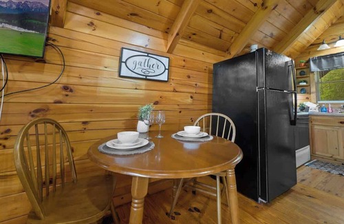 Sevierville Cabina | Private Studio Log Cabin! Hot Tub,Fireplace,Chill!