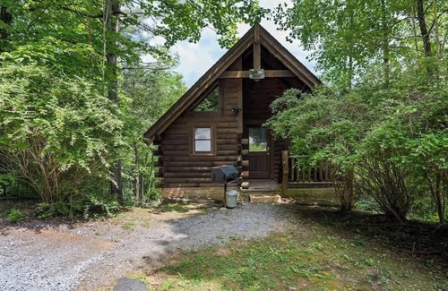 Sevierville Cabina | Private Studio Log Cabin! Hot Tub,Fireplace,Chill!