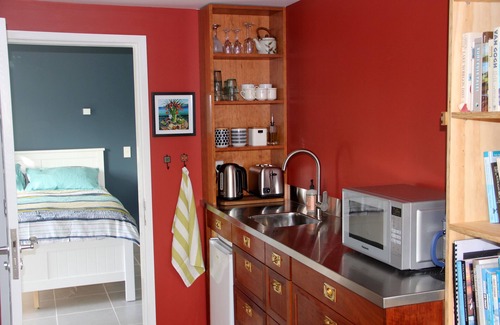 Raumati South Apartamento | Estudio privado y acogedor, a 1 minuto a pie de la playa