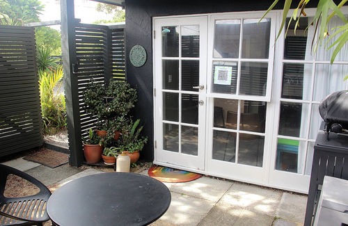 Raumati South Apartamento | Estudio privado y acogedor, a 1 minuto a pie de la playa