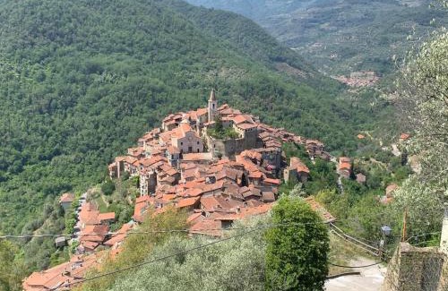 Apricale Apartamento | Private studio with mountain view with terrace in Medieval village