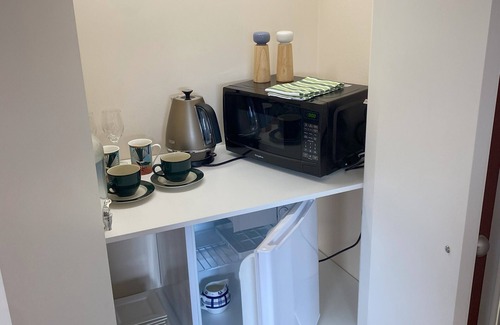 Woodhill Apartamento | Private studio with your own waterfall garden and 5 minute walk to Hospital