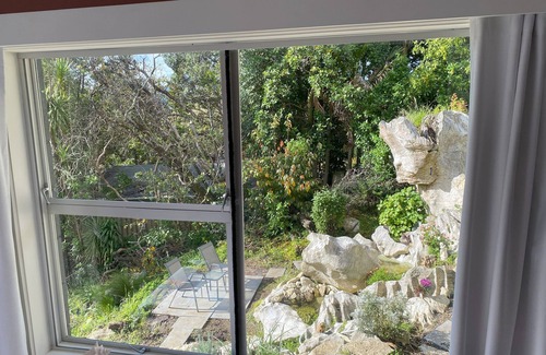 Woodhill Apartamento | Private studio with your own waterfall garden and 5 minute walk to Hospital