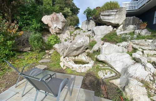Woodhill Apartamento | Private studio with your own waterfall garden and 5 minute walk to Hospital