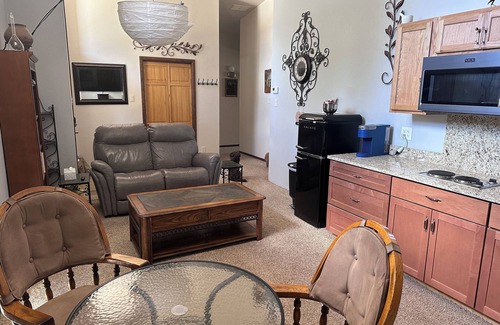 White Rock Casa | Private Suite: 2 Bedrms FamilyRoom Bath Kitchen AC
