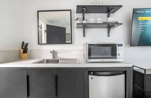 Tarzana Casa | Private suite, remodeled, private entrance minutes to all beaches.