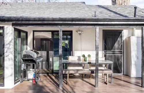 Tarzana Casa | Private suite, remodeled, private entrance minutes to all beaches.