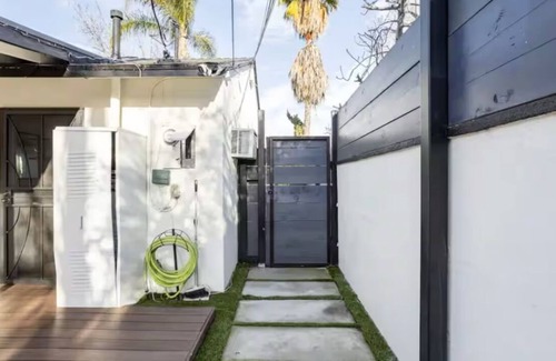 Tarzana Casa | Private suite, remodeled, private entrance minutes to all beaches.