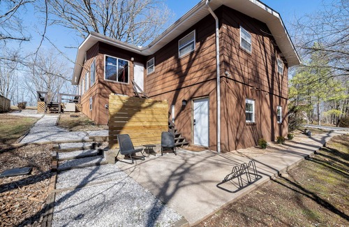 Bella Vista Apartamento | Private Suite, Sleep and Bike- Seconds 2 trail! Private Basement Apartment.