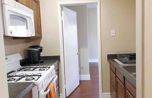 Mira Loma Casa | Private Suite with Own Kitchen Own Entrance