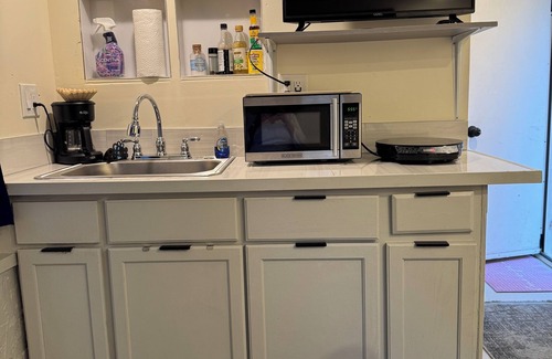 Melbourne Cabaña | Private Tiny-Home, bath, mini kitchen, twinbed, desk, micro, FIT, MLB, 3m2 beach