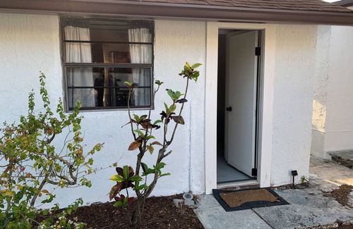 Melbourne Cabaña | Private Tiny-Home, bath, mini kitchen, twinbed, desk, micro, FIT, MLB, 3m2 beach