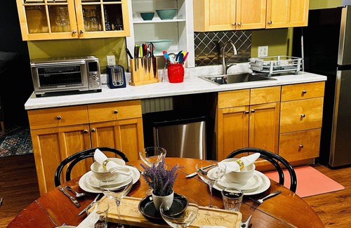 Truro Apartamento | Private Truro apt near Corn Hill Beach & Ptown, dog-friendly--laundry & parking!