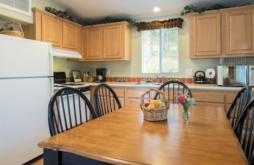 Ahwahnee Cabaña | Private Two-Bedroom Cottage with Kitchen: Your Vacation Home near Yosemite