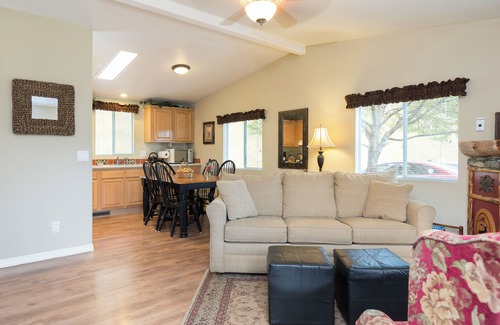 Ahwahnee Cabaña | Private Two-Bedroom Cottage with Kitchen: Your Vacation Home near Yosemite