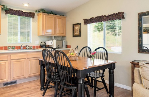 Ahwahnee Cabaña | Private Two-Bedroom Cottage with Kitchen: Your Vacation Home near Yosemite